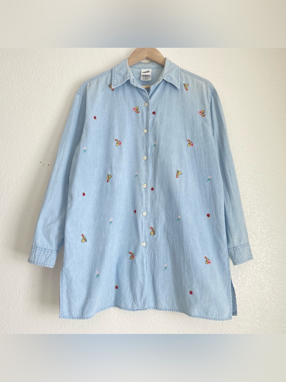 1999 Warner Bros embroidered Tweety light wash denim long sleeve shirt, M